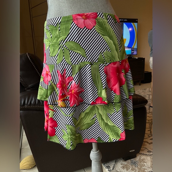 Fashque Studio Skirt size S ,very pretty ,has elastic, ruffle skirt.Made in USA. - Picture 2 of 6